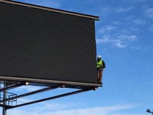 Ingénieur Libertevision montrant l'échelle de la panneau d'affichage